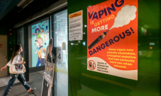 Une affiche mettant en garde contre les dangers liés à l'utilisation des cigarettes électroniques dans une gare routière à Singapour, le 17 septembre 2025 ( AFP / Roslan RAHMAN )