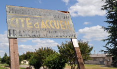 La plaque d'entrée du Centre d'accueil des Français d'Indochine (Cafi), le 4 juin 2008 à Sainte-Livrade-sur-Lot. (illustration) ( AFP / PIERRE ANDRIEU )