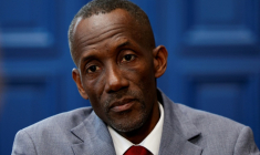 Le maire LFI de Saint-Denis, Bally Bagayoko, pose dans son bureau à l'hôtel de ville de Saint-Denis le 1er avril 2026 ( AFP / GEOFFROY VAN DER HASSELT )