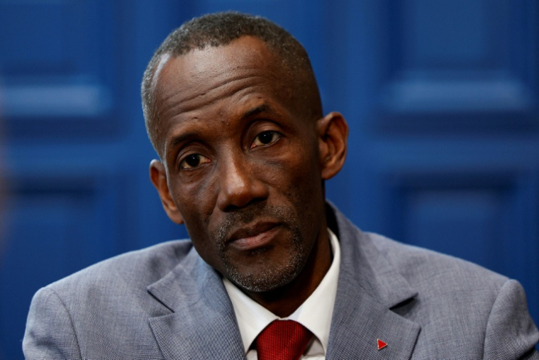 Le maire LFI de Saint-Denis, Bally Bagayoko, pose dans son bureau à l'hôtel de ville de Saint-Denis le 1er avril 2026 ( AFP / GEOFFROY VAN DER HASSELT )