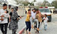 Un blessé est pris en charge par des habitants après une frappe israélienne à Khan Younès, dans le sud de la bande de Gaza, le 13 mai 2025 ( AFP / - )