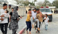 Un blessé est pris en charge par des habitants après une frappe israélienne à Khan Younès, dans le sud de la bande de Gaza, le 13 mai 2025 ( AFP / - )