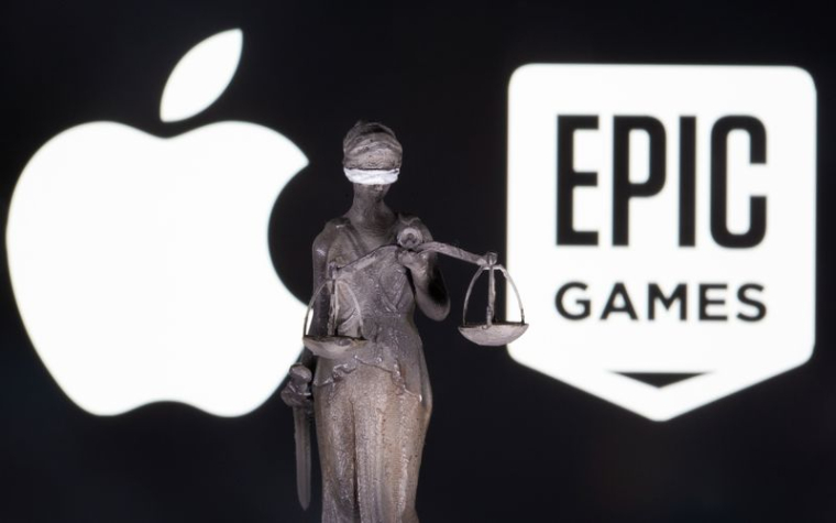 Illustration d'un symbole de justice devant les logos Apple et Epic Games