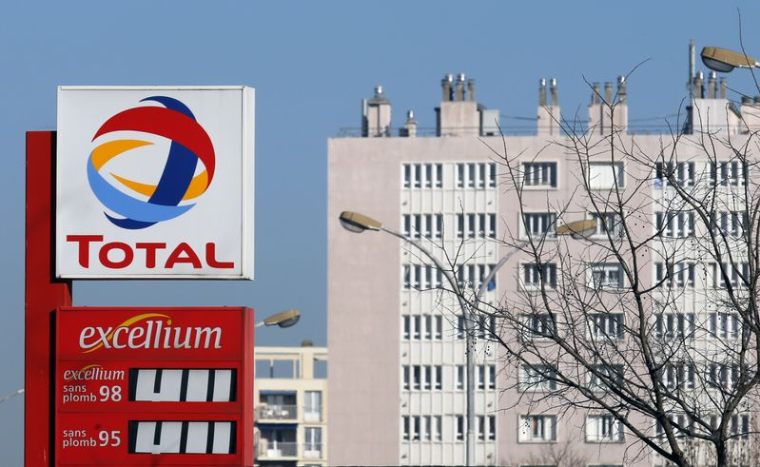 On aperçoit un logo dans une station-service de la société pétrolière et gazière française Total à Marseille