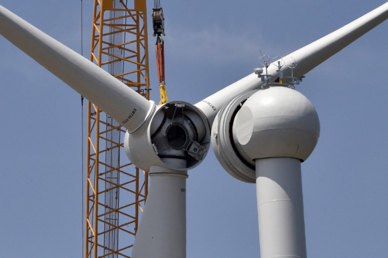 Une éolienne en construction. ( AFP / RAYMOND ROIG )