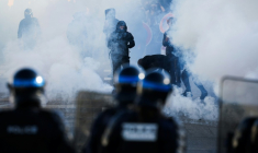 Des policiers se tiennent face à des manifestants au milieu des gaz lacrymogènes, alors que des élèves bloquent les abords du lycée Kerichen à Brest, dans le Finistère, le 2 octobre 2026 ( AFP / FRED TANNEAU )