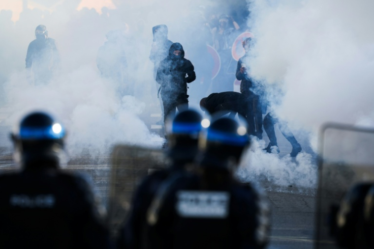 Des policiers se tiennent face à des manifestants au milieu des gaz lacrymogènes, alors que des élèves bloquent les abords du lycée Kerichen à Brest, dans le Finistère, le 2 octobre 2026 ( AFP / FRED TANNEAU )