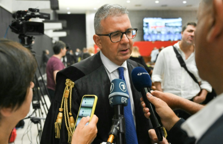 L'avocat Raffaele Caruso, l'un des représentants du Comité des proches des victimes du pont Morandi, s'adresse aux médias après le verdict prononcé au tribunal de Gênes, le 16 juilletr 2026 en Italie ( AFP / Marco BERTORELLO )