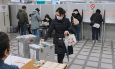 Des Japonais votent pour les élections législatives anticipées dans un bureau de vote de Tokyo, 8 février 2026 ( AFP / Kazuhiro NOGI )