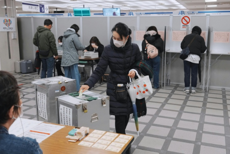 Des Japonais votent pour les élections législatives anticipées dans un bureau de vote de Tokyo, 8 février 2026 ( AFP / Kazuhiro NOGI )