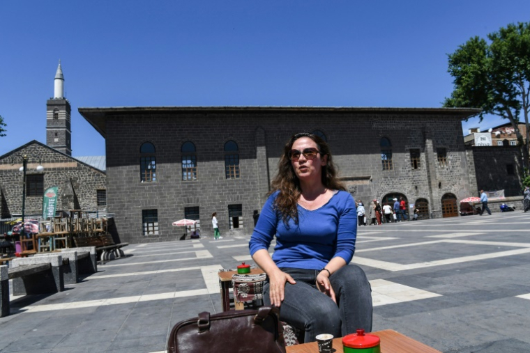 Yüksel Genç, ancienne combattante du Parti des travailleurs du Kurdistan (PKK), assise devant la Grande Mosquée de Diyarbakır lors d'un entretien avec l'AFP, le 21 mai 2025 en Turquie ( AFP / Ilyas AKENGIN )