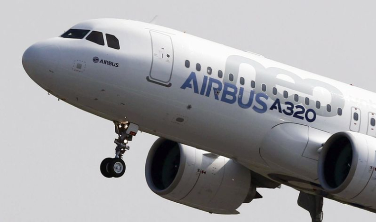 L'Airbus A320neo lors de son baptême de l'air, près de Toulouse