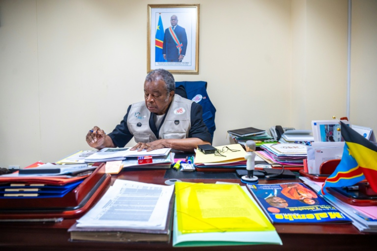Le professeur Jean-Jacques Muyembe à son bureau de l'Institut national de recherche biomédicale (INRB) à Kinshasa le 20 mai 2026 ( AFP / Hardy BOPE )