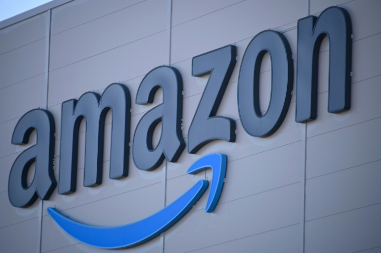 Le géant américain de l'e-commerce Amazon a annoncé mardi investir plus de 15 milliards d'euros en France sur trois ans, avec à la clé la création de plus de 7.000 emplois en CDI ( AFP / SEBASTIEN BOZON )