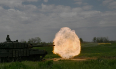 Un char ukrainien tire un obus, le 30 avril 2025 en Ukraine ( AFP / Genya SAVILOV )