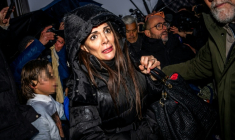 Jessica (c) et Jacques Moretti (d) arrivent au tribunal à Sion le 12 février 2026 pour une audition ( AFP / Maxime SCHMID )