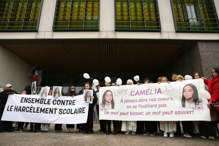 Des proches et amis rassemblés à la fin d'une marche silencieuse en hommage à Caméloa s'est suicidée à la gare de Mitry-Mory en butte au harcèlement scolaire,  le 25 janvier 2026 à Mitry-Mory, en Seine-et-Marne ( AFP / Thomas SAMSON )