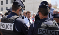 Emmanuel Macron, en visite à la prison des Baumettes, à Marseille, le 26 juin 2023 ( POOL / Ludovic MARIN )