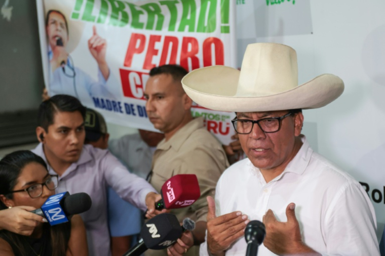 Le candidat du parti Juntos por el Peru à la présidentielle, Roberto Sanchez, lors d'une conférence de presse à son QG de campagne, le 15 avril 2026 à Lima, au Pérou ( AFP / Connie FRANCE )