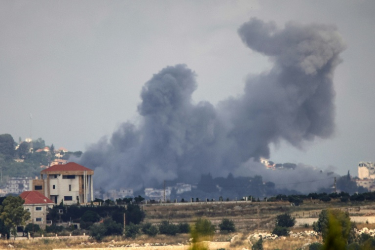 Photo prise depuis le secteur de Marjayoun montrant un épais nuage de fumée après une frappe israélienne sur le village de Maifadoun, dans le sud du Liban, le 30 mai 2026  ( AFP / - )