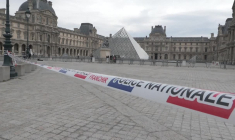 Paris: la police déployée au musée du Louvre après un vol de bijoux