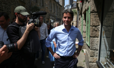 Le secrétaire général de Renaissance Gabriel Attal en déplacement à Landerneau, dans le Finistère, le 23 juillet 2026 ( AFP / FRED TANNEAU )