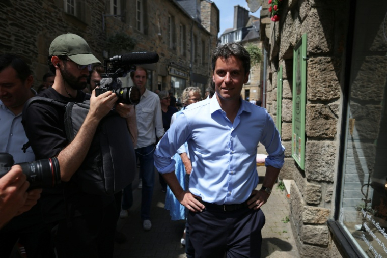 Le secrétaire général de Renaissance Gabriel Attal en déplacement à Landerneau, dans le Finistère, le 23 juillet 2026 ( AFP / FRED TANNEAU )