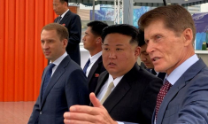 Le dirigeant nord-coréen Kim Jong un et le ministre russe des ressources naturelles et de l'environnement Alexander Kozlov à Vladivostok, en Russie