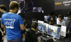 Des personnes jouent à Tom Clancy’s The Division, publié par Ubisoft, le 28 octobre 2015 à Paris. (© P. Kovarik / AFP)