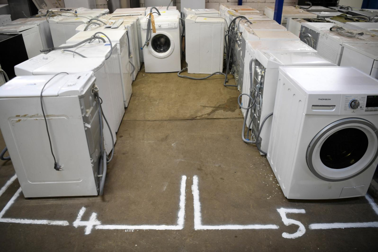Le téléphone portable, le lave-linge et le lave-vaisselle sont les équipements pour lesquels les consommateurs ont fait le plus appel au bonus réparation. ( AFP / DAMIEN MEYER )