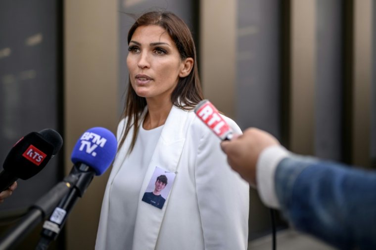Laetitia Brodard-Sitre, la mère d'Arthur décédé dans l'incendie du bar Le Constellation à Crans-Montana, s'adresse aux journalistes lors d'une audience des propriétaires de l'établissement dans l'enquête sur ll'incendie du Nouvel An, le 5 juin 2026 à Sion, en Suisse ( AFP / Fabrice COFFRINI )