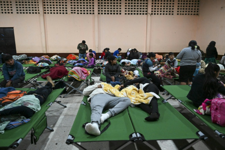 Des habitants évacués se reposent dans un refuge après avoir fui leur village à la suite de l'éruption du volcan de Fuego à Alotenango, au Guatemala, à l'aube du 4 août 2026 ( AFP / Johan ORDONEZ )