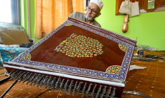 L'artisan Ghulam Mohammad Zaz fabrique un santour, un instrument à cordes ancestral, dans son atelier à Srinagar, le 23 septembre 2025 au Cachemire indien ( AFP / Tauseef MUSTAFA )