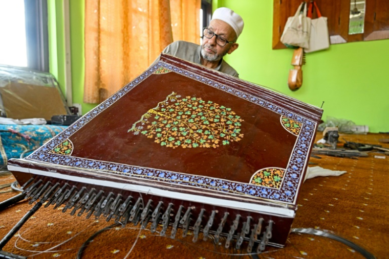 L'artisan Ghulam Mohammad Zaz fabrique un santour, un instrument à cordes ancestral, dans son atelier à Srinagar, le 23 septembre 2025 au Cachemire indien ( AFP / Tauseef MUSTAFA )