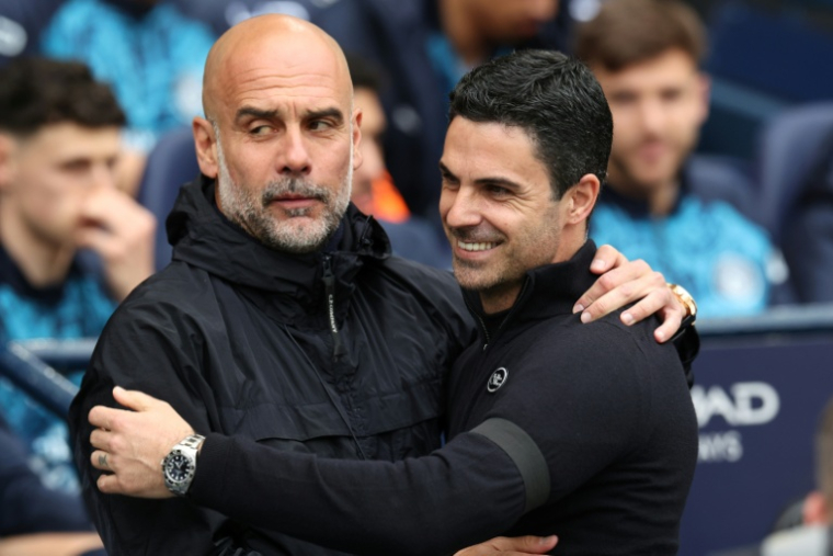 Les entraîneurs de Manchester City Pep Guardiola (à gauche) et d'Arsenal Mikel Arteta lors de leur confrontation en Premier League à l'Etihad Stadium de  Manchester le 19 avril. ( AFP / Darren Staples )