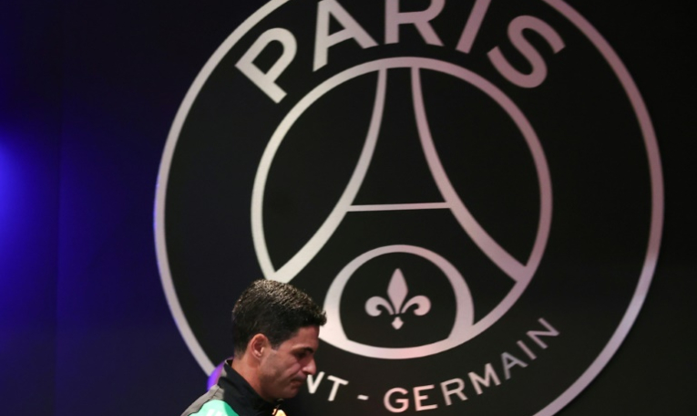 L'entraîneur espagnol d'Arsenal, Mikel Arteta, après avoir donné une conférence de presse au Parc des Princes à Paris, le 6 mai 2025 ( AFP / FRANCK FIFE )