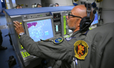 Un officier d'une armée de l'air de l'Otan surveille son écran à bord d'un avion de reconnaissance AWACS de l'Otan au dessus de l'est de la Pologne, le 19 septembre 2025 ( AFP / JOHN THYS )