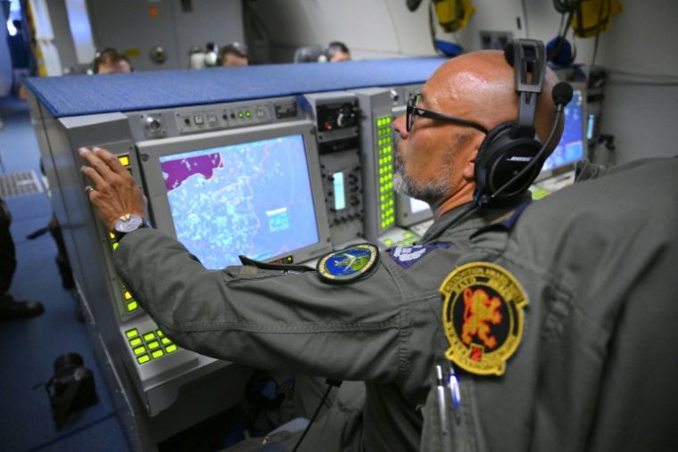 Un officier d'une armée de l'air de l'Otan surveille son écran à bord d'un avion de reconnaissance AWACS de l'Otan au dessus de l'est de la Pologne, le 19 septembre 2025 ( AFP / JOHN THYS )