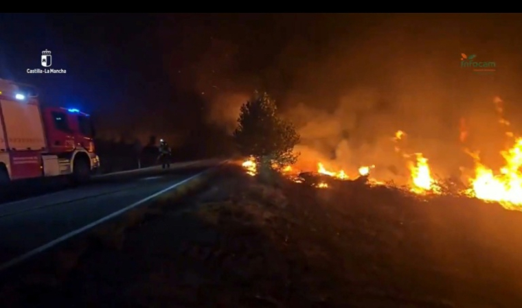 Photo fournie le 20 juillet 2026 par INFOCAM, l'unité de prévention des incendies de Castille-La Manche, montrant des pompiers luttant contre un feu de forêt dans la zone de La Mierla, près de Guadalajara, à environ 100 kilomètres au nord de Madrid, en Espagne ( UME / Handout )