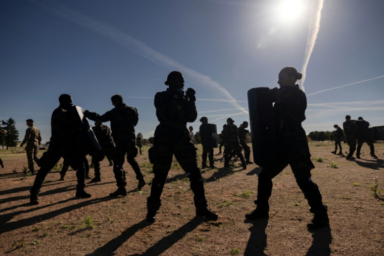 Des jeunes engagés au nouveau service national apprennentd es techniques de combat rapproché à la base aérienne d'Évreux-Fauville, à Évreux, le 4 septembre 2026 dans l'Eure ( AFP / Alain JOCARD )
