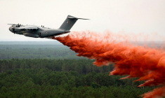 Un avion de transport militaire A400M de l'armée de l'Air et de l'Espace effectue son tout premier largage de produit retardant sur l'incendie de forêt près de Lacanau, dans le sud-ouest de la France, le 25 juillet 2026 ( POOL / Abdul Saboor )