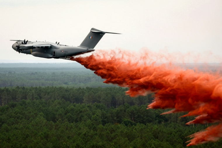 Un avion de transport militaire A400M de l'armée de l'Air et de l'Espace effectue son tout premier largage de produit retardant sur l'incendie de forêt près de Lacanau, dans le sud-ouest de la France, le 25 juillet 2026 ( POOL / Abdul Saboor )