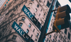 panneau wall street (Crédits: Unsplash - lo lo)
