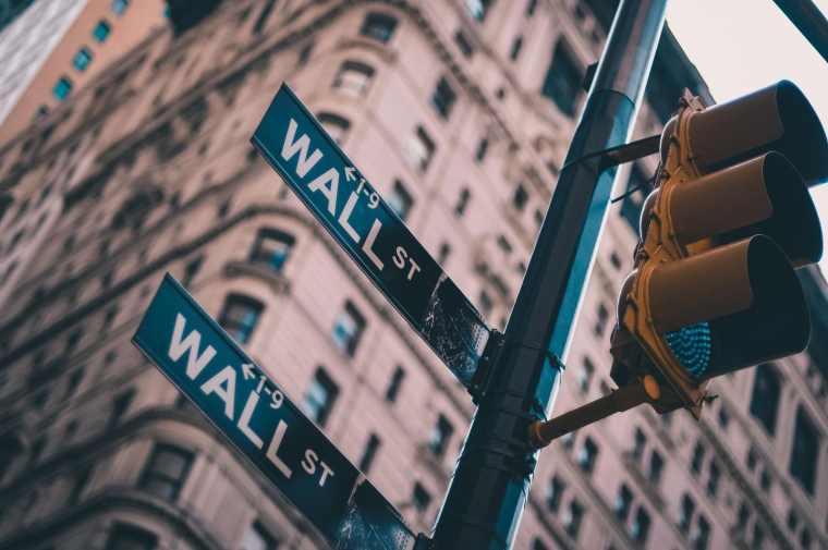 panneau wall street (Crédits: Unsplash - lo lo)