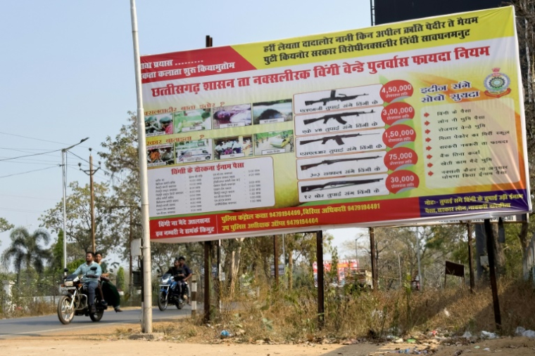 Un panneau d'affichage parrainé par la police offrant des récompenses aux habitants pour des informations sur les Naxalites et des récompenses aux rebelles qui se rendent, à Bijapur, dans l'État de Chhattisgarh, le 9 mars 2025 dans le centre de l'Inde ( AFP / Jalees ANDRABI )