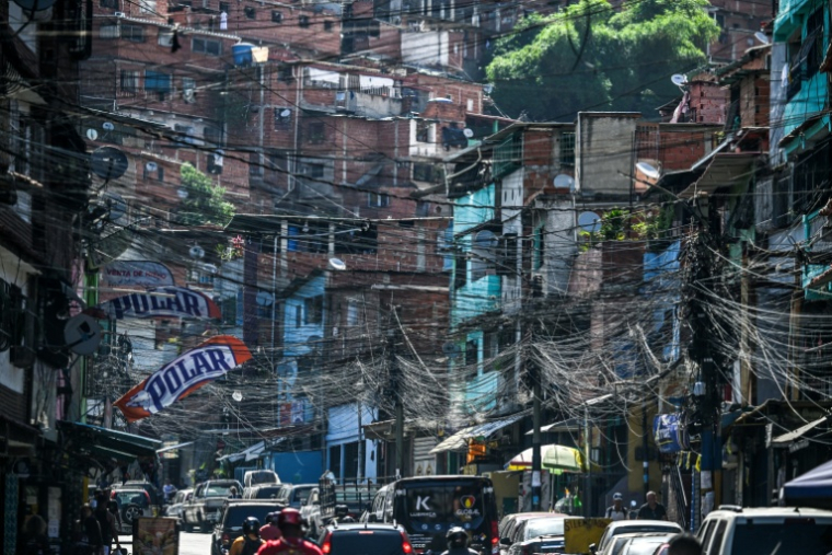 Des lignes électriques dans une rue du quartier poulaire de Petare, à Caracas, le 14 mai 2026. ( AFP / Juan BARRETO )