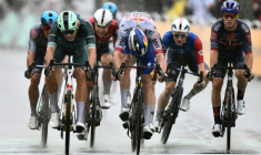 L'Italien Jonathan Milan (D) s'impose devant le Belge Jordi Meeus (C) au sprint lors de la 17e étape du Tour de France à Valence, le 23 juillet 2025 ( AFP / Marco BERTORELLO )