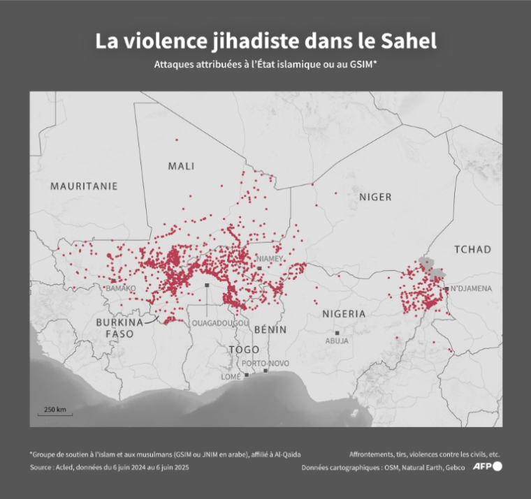 Carte de l'Afrique de l'Ouest et de l'Afrique centrale montrant les cas de violence politique attribués aux groupes de l'État islamique et au Groupe de soutien à l'islam et aux musulmans (GSIM) affilié à Al-Qaïda, selon les données de l'ONG Acled sur un an jusqu'au 6 juin 2025 ( AFP / Ioana PLESEA )