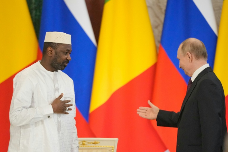 Le président russe Vladimir Poutine et le chef de la junte malienne Assimi Goïta lors d'une cérémonie officielle à Moscou le 23 juin 2025 ( POOL / Pavel Bednyakov )