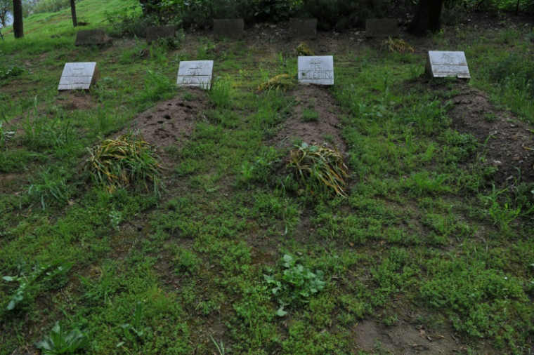 Les tombes de quatre des sept moines tués dans la nuit du 26 au 27 mars 1996 au monastère de Tibhirine, le 26 avril 2010 en Algérie ( AFP / FAYEZ NURELDINE )